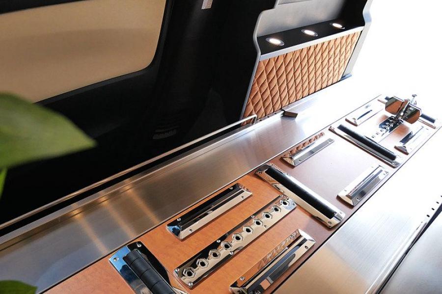 Интерьер Toyota Alphard Mitsuoka Premium Fusion 2019 года  (фото 6 из 11)